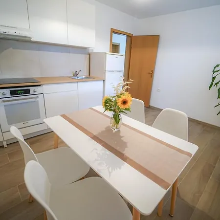 Full Moon Apartment *