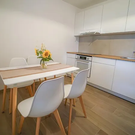 Full Moon Apartment Pobegi